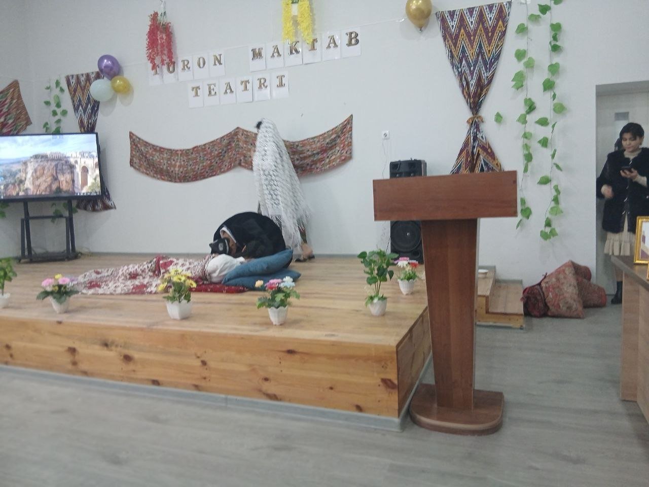 Tурон театридан лавхалар.